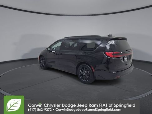 Certified 2025 Chrysler Pacifica Limited image 11