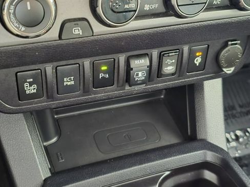 Used 2018 Toyota Tacoma TRD Off-Road AWD/4WD image 39