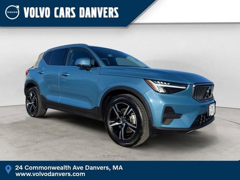 Certified 2025 Volvo XC40 B5 Core image 1