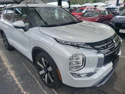 Used 2025 Mitsubishi Outlander SE AWD/4WD image 2