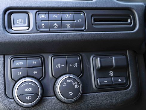 Used 2022 Chevrolet Tahoe Z71 w/ Z71 Off-Road Package image 39