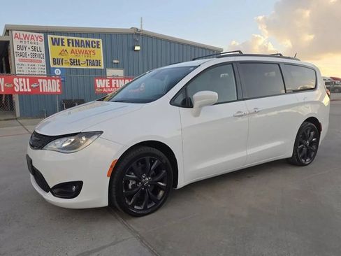 Used 2019 Chrysler Pacifica Touring-L Plus w/ S Appearance Package FWD image 1
