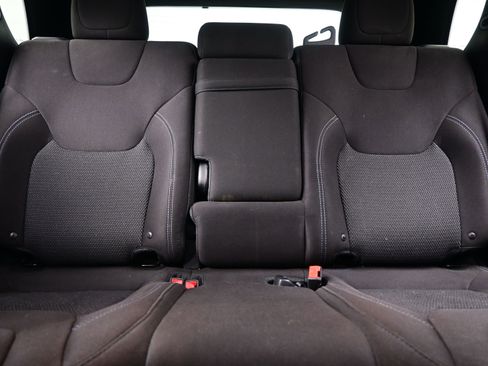 Used 2019 Jeep Cherokee Latitude w/ Cold Weather Group image 15