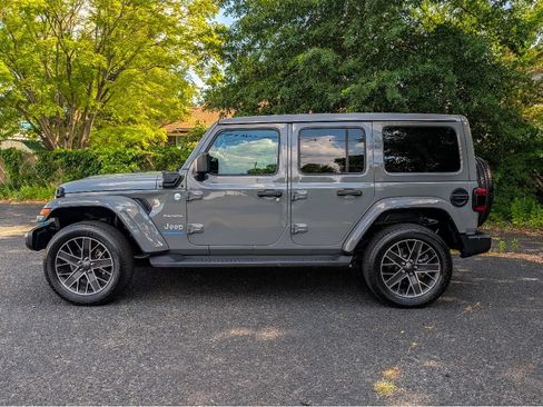 Used 2023 Jeep Wrangler Unlimited Sahara w/ Cold Weather Group AWD/4WD image 10