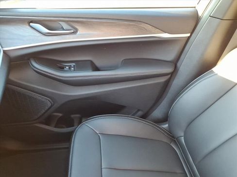 New 2025 Jeep Grand Cherokee Limited w/ Black Appearance Package image 30