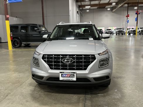 Used 2025 Hyundai Venue SEL FWD image 8