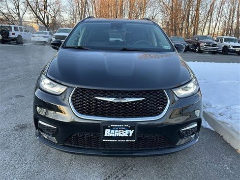 Used 2022 Chrysler Pacifica Touring-L image 3