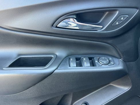 Used 2018 Chevrolet Equinox LT FWD image 12