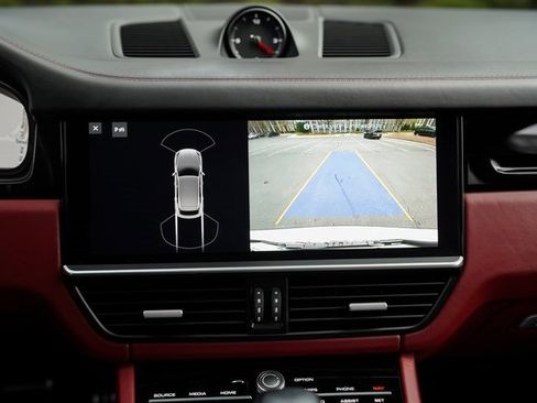 Used 2021 Porsche Cayenne S image 32