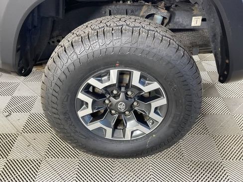 Used 2017 Toyota Tacoma TRD Off-Road AWD/4WD image 19