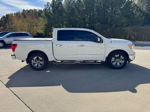 Used 2019 Nissan Titan SV w/ SV Convenience Package image 7