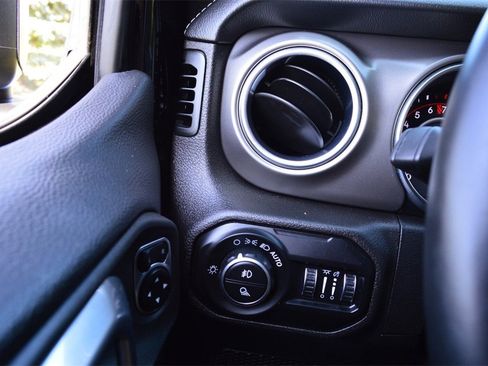 Certified 2020 Jeep Gladiator Rubicon w/ LED Lighting Group image 27