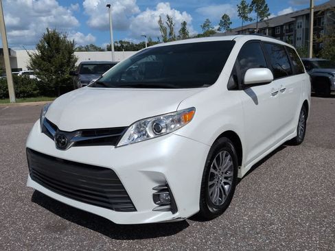 Used 2019 Toyota Sienna XLE FWD image 2