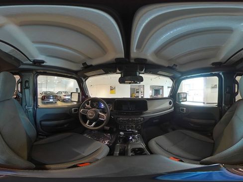 Used 2025 Jeep Wrangler Unlimited Sahara AWD/4WD image 42
