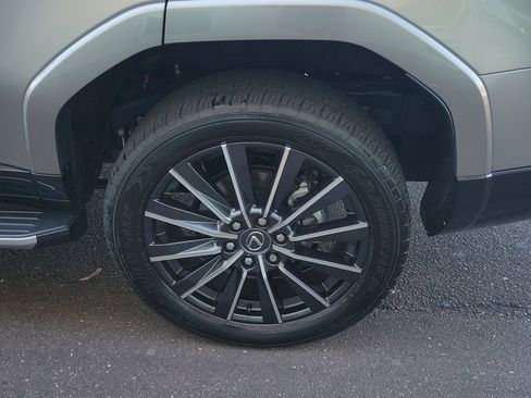 Used 2024 Lexus GX 550 image 5