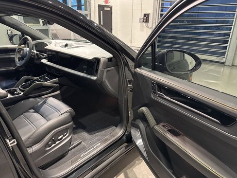 Used 2025 Porsche Cayenne GTS image 38