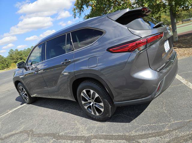 Used 2020 Toyota Highlander XLE FWD image 3