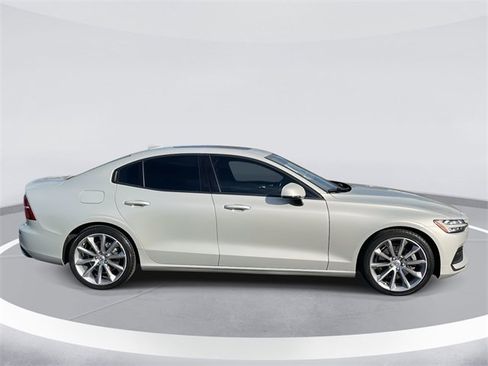 Used 2020 Volvo S60 T5 Momentum w/ Premium Package image 4