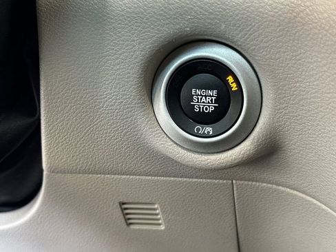 Used 2023 Chrysler Pacifica Touring-L FWD image 23