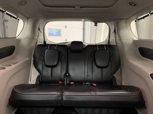 Used 2020 Chrysler Pacifica Limited image 24
