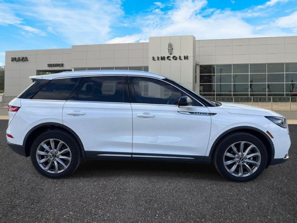 Used 2022 Lincoln Corsair AWD w/ Premium Package image 2