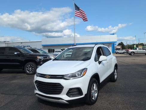 Used 2022 Chevrolet Trax LT w/ LT Convenience Package AWD/4WD image 1