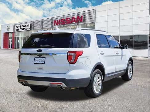 Used 2017 Ford Explorer XLT FWD image 4