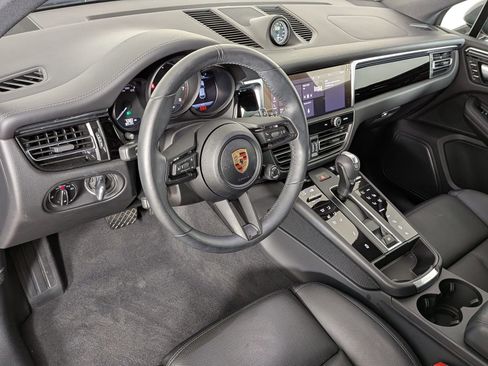 Certified 2025 Porsche Macan AWD/4WD image 4