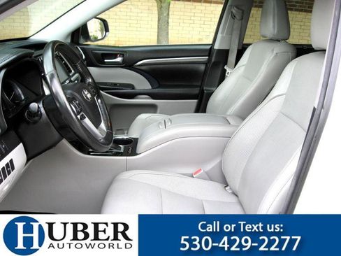 Used 2017 Toyota Highlander Limited AWD/4WD image 6