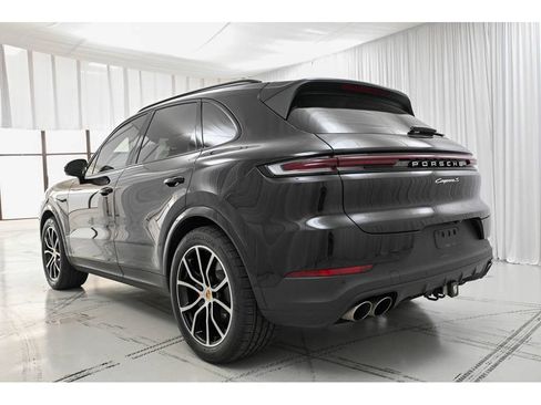 Used 2024 Porsche Cayenne S AWD/4WD image 5