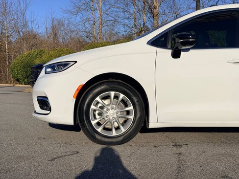 New 2026 Chrysler Pacifica Select image 4