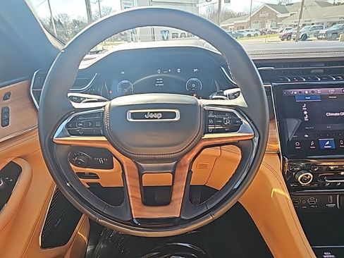 Certified 2025 Jeep Grand Cherokee Summit image 21