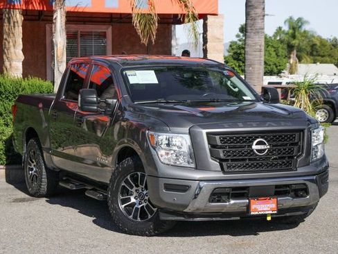 Used 2023 Nissan Titan SV w/ SV Convenience Package image 2