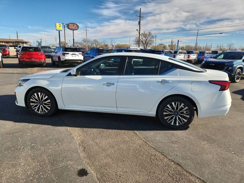 Used 2023 Nissan Altima 2.5 SV image 2
