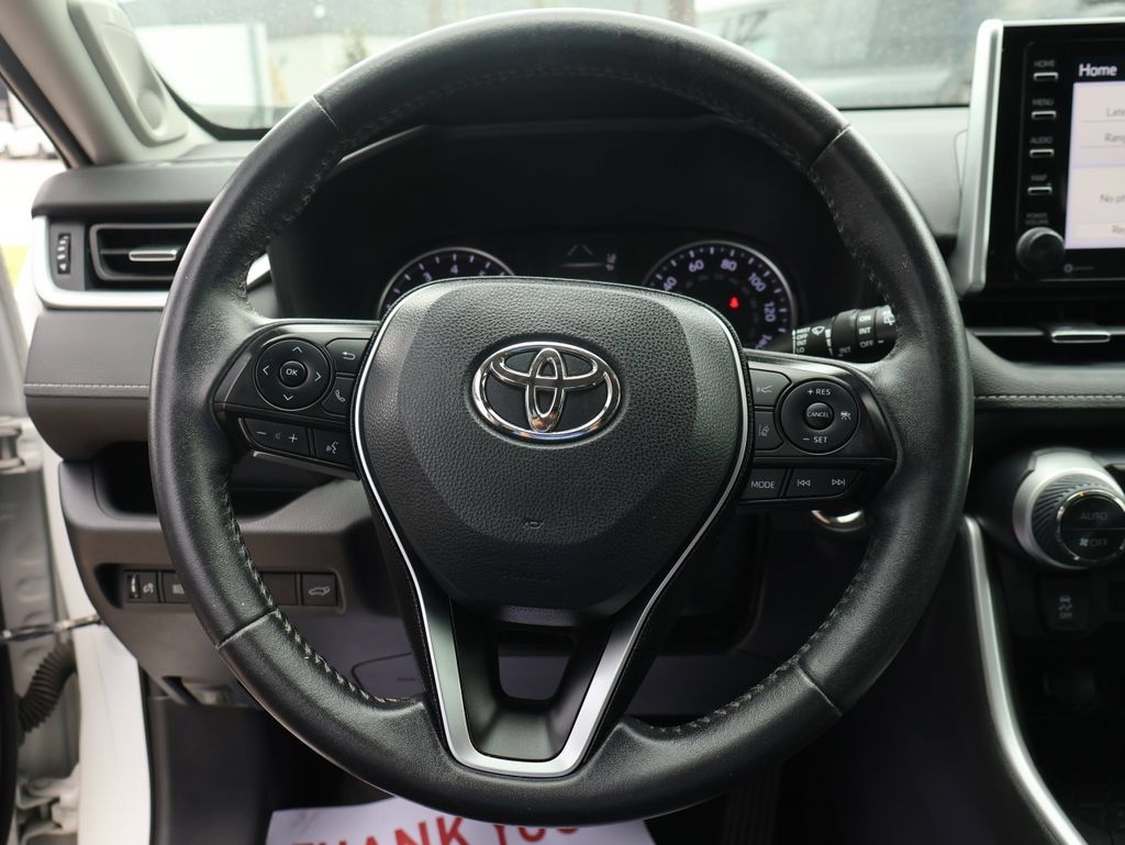 Used 2020 Toyota RAV4 XLE Premium FWD image 32