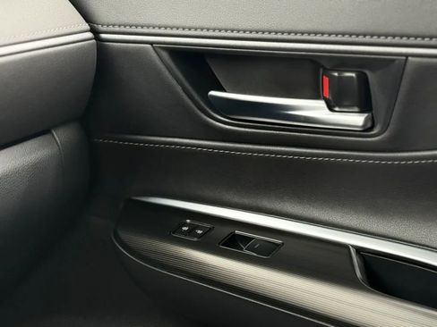 Used 2024 Toyota Venza XLE image 33