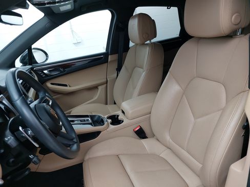 Certified 2023 Porsche Macan AWD/4WD image 5
