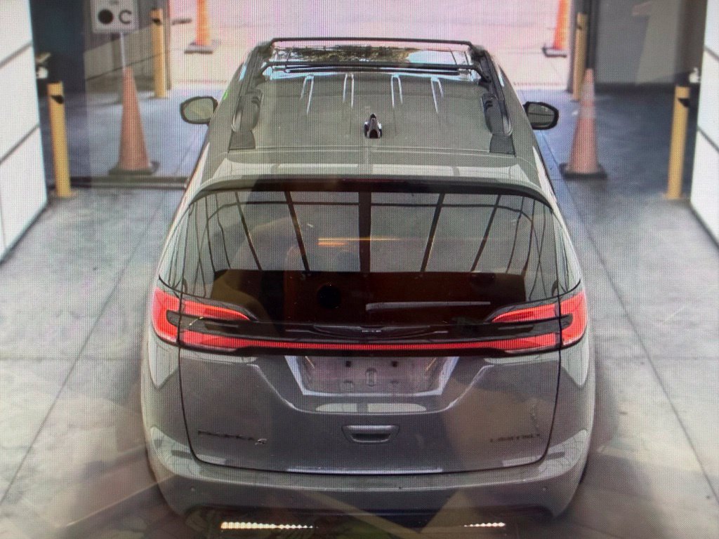 Used 2025 Chrysler Pacifica Limited FWD image 6