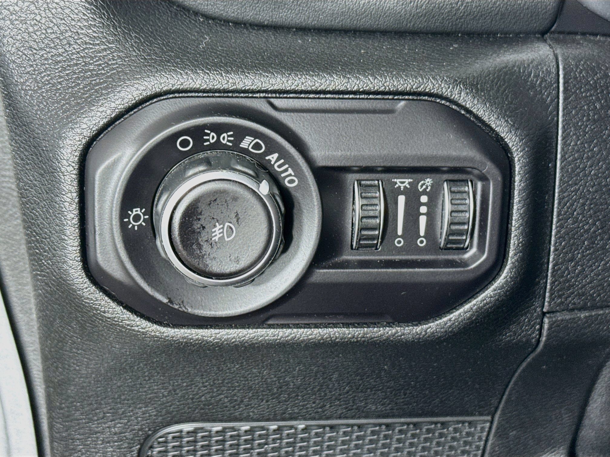Used 2018 Jeep Wrangler Unlimited Sahara w/ Uconnect 4C Nav & Sound Group AWD/4WD image 11