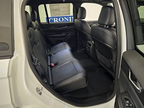 New 2025 Jeep Grand Cherokee Altitude image 35