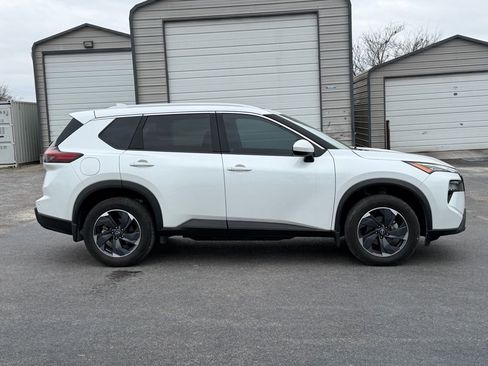 Used 2024 Nissan Rogue SV w/ SV Premium Package image 4