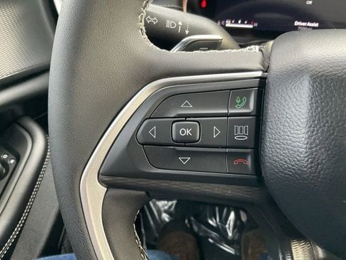 Used 2025 Jeep Grand Cherokee Laredo X image 28