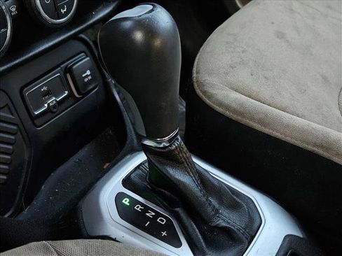 Used 2015 Jeep Renegade Latitude w/ Popular Equipment Group image 16