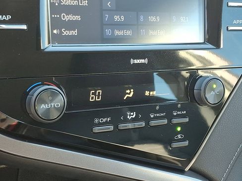 Used 2020 Toyota Camry SE image 16