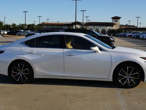 Certified 2024 Lexus ES 350 w/ Premium Package image 5