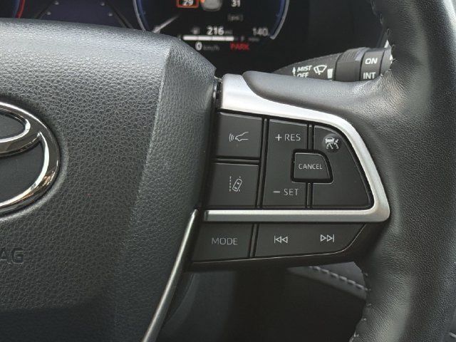 Used 2023 Toyota Highlander Limited FWD image 15