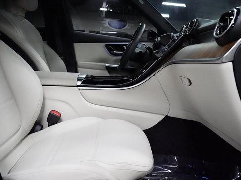 Used 2024 Mercedes-Benz GLC 300 4MATIC image 23