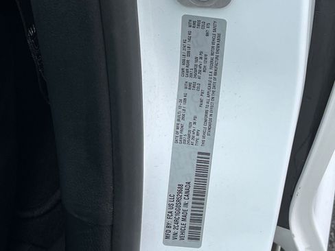 Used 2025 Chrysler Pacifica Limited image 32