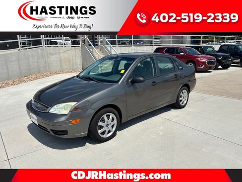 Used 2005 Ford Focus ZX4 Sedan FWD image 1