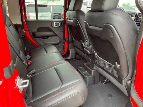Used 2024 Jeep Wrangler Unlimited Rubicon w/ Technology Group AWD/4WD image 19